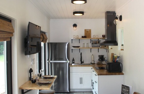 McArthur Cabin | New Modern Shipping Container Home | Private Hot Tub | Hocking Hills
