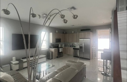 Oakland Park House | New Modern Townhome! 8 min to DT Las Olas & Beach!