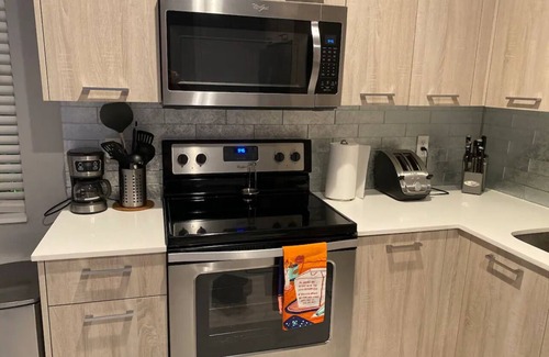 Oakland Park House | New Modern Townhome! 8 min to DT Las Olas & Beach!