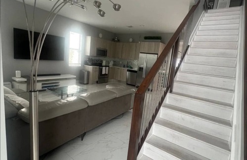 Oakland Park House | New Modern Townhome! 8 min to DT Las Olas & Beach!