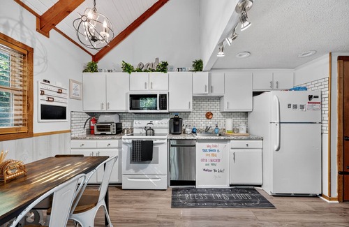 Basye Cabin | NEW! Mountain Escape with Hot Tub & Stargazing