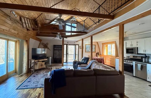 Rumney House | NEW! Mountain View Escape w/Hot Tub