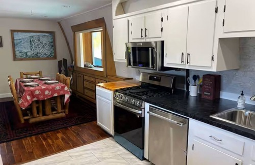 Rumney House | NEW! Mountain View Escape w/Hot Tub
