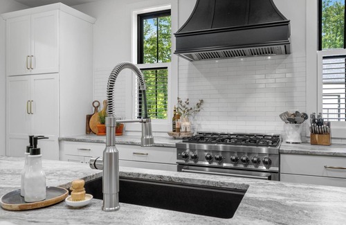 Helen House | New Mtn Retreat on 3 Levels: Hot Tub, Game Room, Min to Helen, Wineries, Hiking