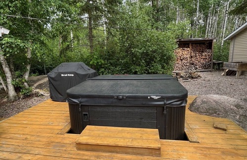 Lester Beach Cabin | NEW NIRVANA RENTALS LISITING*Rent 2 days get 2 days free*Cottage with Hot Tub