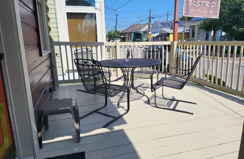 New Orleans Apartment | New Oak St by River, Streetcar, shops & more!