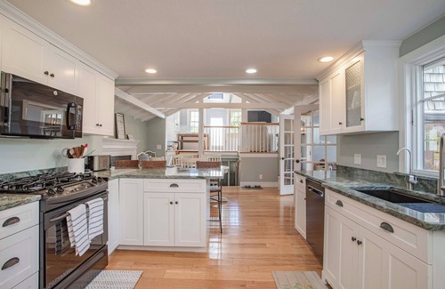 Scituate House | New! Perfect Beach Getaway-Sleeps 12, Dog Friendly, Short Walk to Egypt Beach