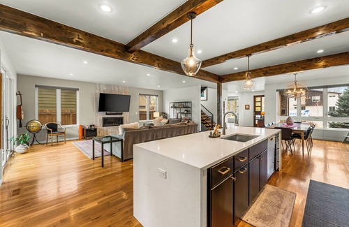 University Park House | New! Perfect for group/family! Trampoline/FirePit