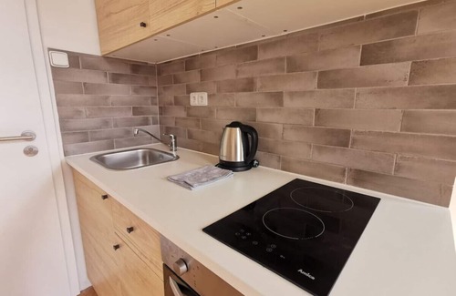 Vrsovice Condo | New petite studio in bohemian suburb