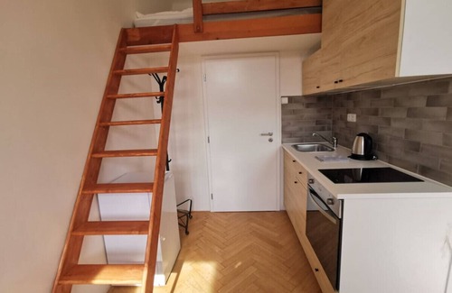 Vrsovice Condo | New petite studio in bohemian suburb