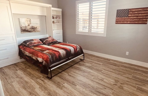 Anthem House | New Phoenix Guesthouse with a Pickleball Court