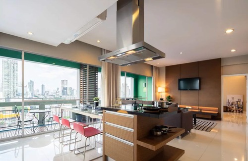 Khlong Toei Apartment | NEW/POOL/Hi-SWifi/DailyClean/SKYVIEW@MRT Sirikit/ETA