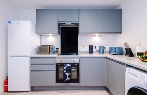 Vauxhall Apartment | NEW! Pristine 2-Bed Flat, Great Location, Sleeps 6