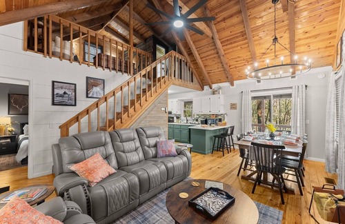 Helen Cabin | NEW! Private Mtn Cabin - Views, Hot Tub, Game Room, Tubing, 3min Downtown Helen