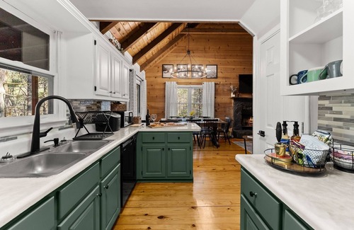 Helen Cabin | NEW! Private Mtn Cabin - Views, Hot Tub, Game Room, Tubing, 3min Downtown Helen