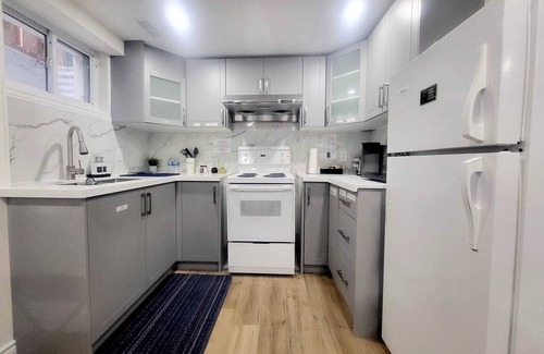 Fairview Apartment | New Private Spacious & Modern Apartment near Square One and Downtown Mississauga