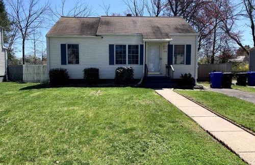 East Hartford House | New Quaint & Convenient Hideaway Great Location