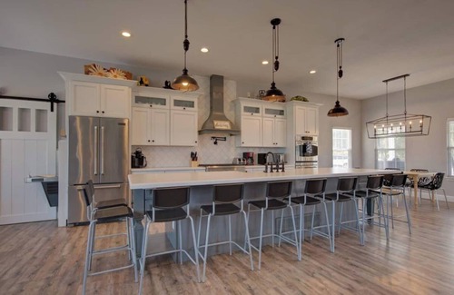 Palmer Lake House | NEW Raspberry Mountain Family Farmhouse Upper Unit
