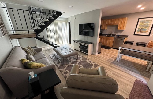 East Bloomington House | New Remodel Updated in 2023, 2BR 2 BA, Minutes to Mall/Airport