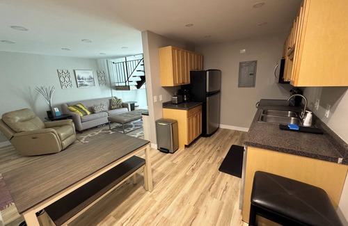 East Bloomington House | New Remodel Updated in 2023, 2BR 2 BA, Minutes to Mall/Airport