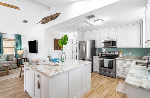 Holiday Beach House | New Reno! Optional htd private Pool! Close to Bch! Pet Friendly! Putting green!