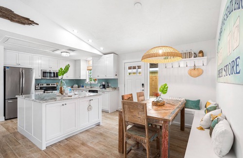 Holiday Beach House | New Reno! Optional htd private Pool! Close to Bch! Pet Friendly! Putting green!