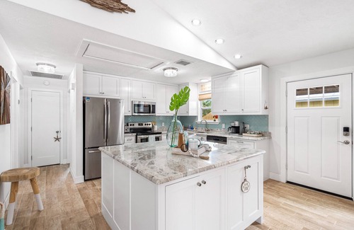 Holiday Beach House | New Reno! Optional htd private Pool! Close to Bch! Pet Friendly! Putting green!