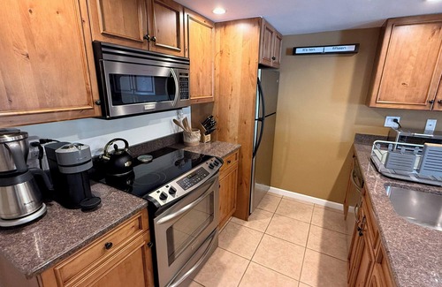 Vail Condo | New Rental - Vail Mountain Views, Outdoor Hot Tub, Great Location. Pet Friendly