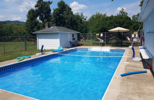 Beckwith House | New River Gorge Bridge 8 Bedrooms, Hot Tub, and Private, Heated Pool 18' x 34'