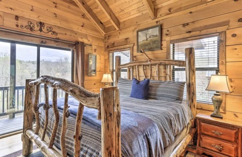 Murphy Cabin | *NEW Riverfront Cabin with Mountain Views