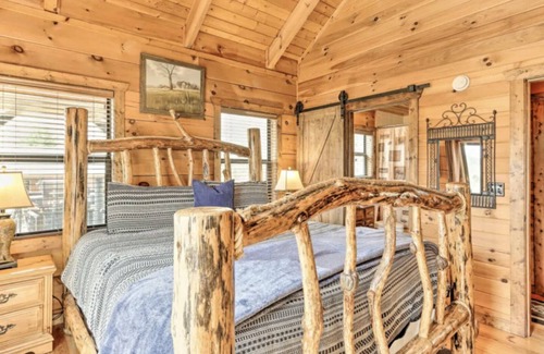 Murphy Cabin | *NEW Riverfront Cabin with Mountain Views