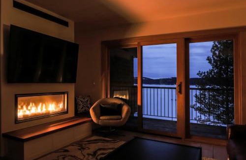 McCall House | NEW Romantic LakeView Studio Beach Pool Modern