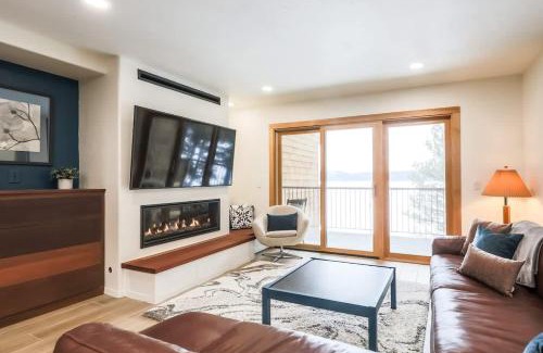 McCall House | NEW Romantic LakeView Studio Beach Pool Modern