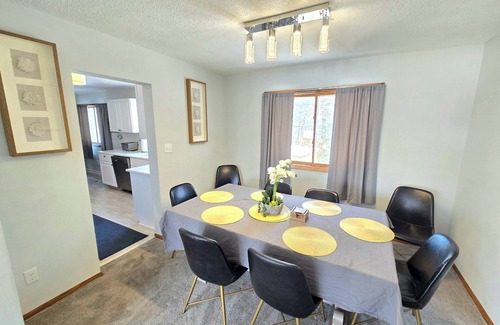St. Paul House | New Sauna! St Paul, Mall of America, Spacious, Pool Table, Foosball Table