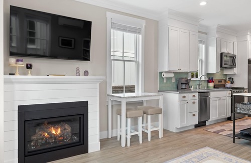 Seabrook House | *New* Seabrook's Purple Pelican, Hot Tub, Close to Pool!