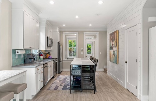 Seabrook House | *New* Seabrook's Purple Pelican, Hot Tub, Close to Pool!
