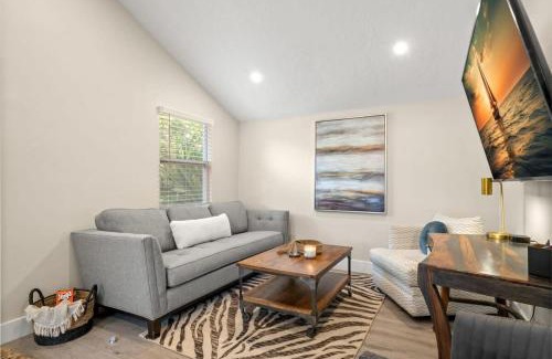 Courier City - Oscawana House | NEW! SoHo Suite, Steps to S Howard Ave