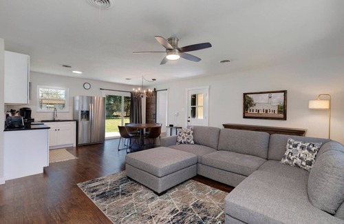 Dripping Springs House | New SPA! Dwntwn DRIP Bluff St Cottage & Guest House! Walk to Food, Bars & Music!