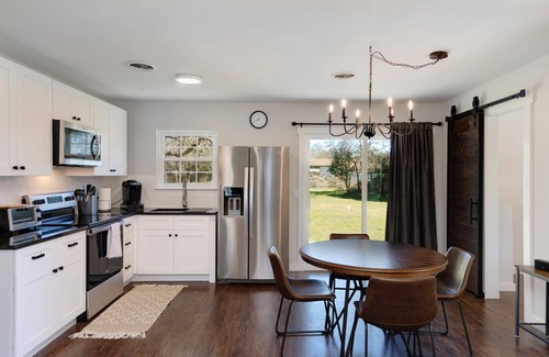 Dripping Springs House | New SPA! Dwntwn DRIP Bluff St Cottage & Guest House! Walk to Food, Bars & Music!