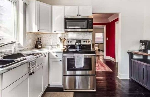 Detroit House | NEW! Spacious 5BR | Sleeps 10 | University District