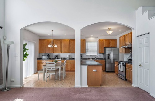 Hoffman Estates House | New! Spacious Home 6BD/3BTH - Sleeps 16! in Hoffman Estates!