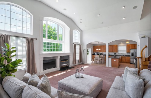 Hoffman Estates House | New! Spacious Home 6BD/3BTH - Sleeps 16! in Hoffman Estates!