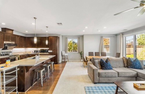 Lake Area House | New! Spacious House w/BBQ, theater, nice Newark with AC, BBQ, close to techs
