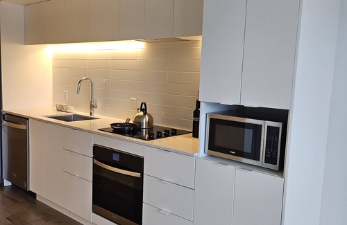 Gay Village Condo | New studio in Ville-Marie, near subway, 20 mins to Old Town, with gym/lounge