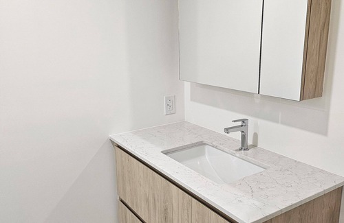 Gay Village Condo | New studio in Ville-Marie, near subway, 20 mins to Old Town, with gym/lounge