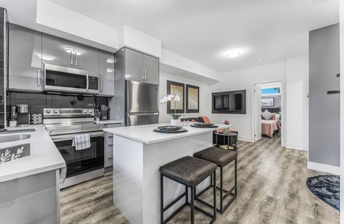 Niagara Falls Apartment | NEW Stylish 1BR wBBQ | Close to Falls | Sleeps 4!