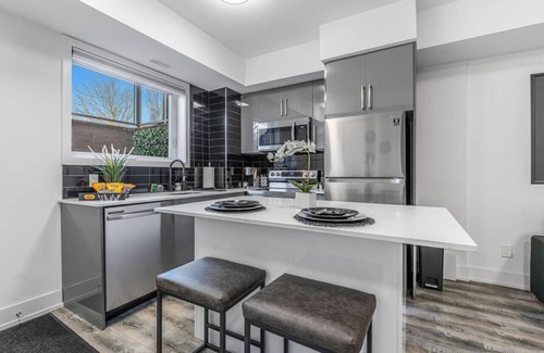 Niagara Falls Apartment | NEW Stylish 1BR wBBQ | Close to Falls | Sleeps 4!