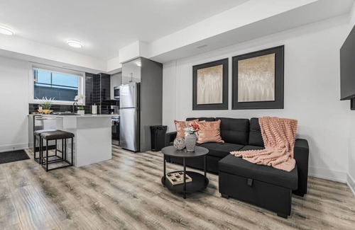 Niagara Falls Apartment | NEW Stylish 1BR wBBQ | Close to Falls | Sleeps 4!
