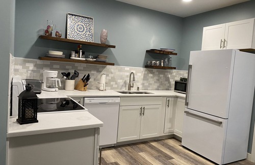 Halfmoon Apartment | NEW Stylish Apartment with Hot Tub