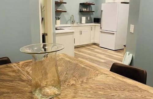 Halfmoon Apartment | NEW Stylish Apartment with Hot Tub